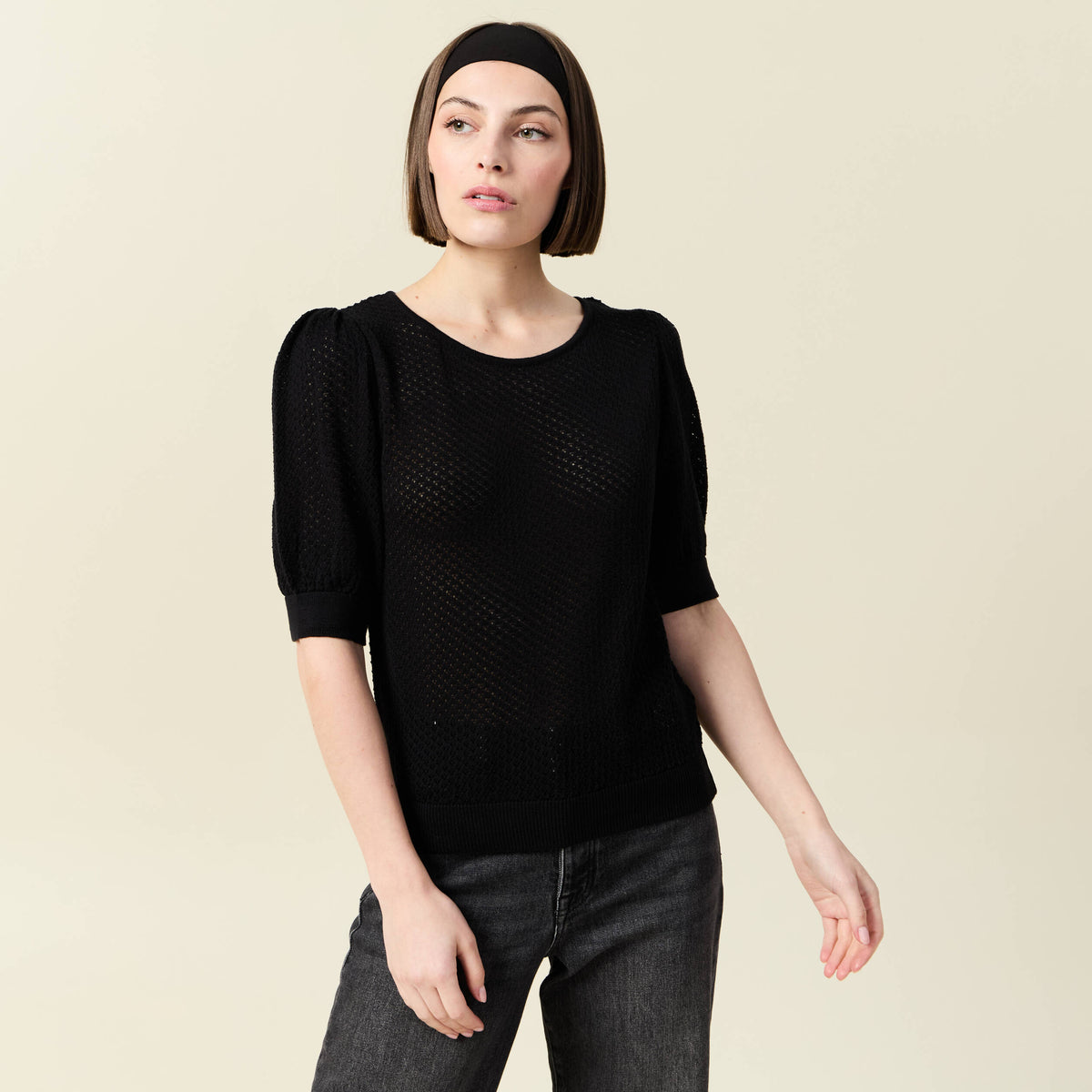 Pull manches courtes ajouré noir femme
