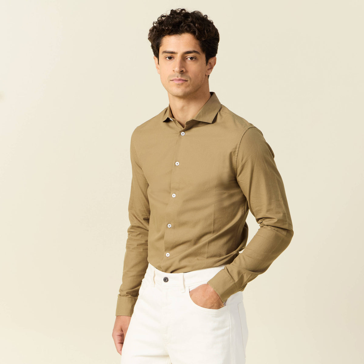 Col cintré en coton manches longues marron homme