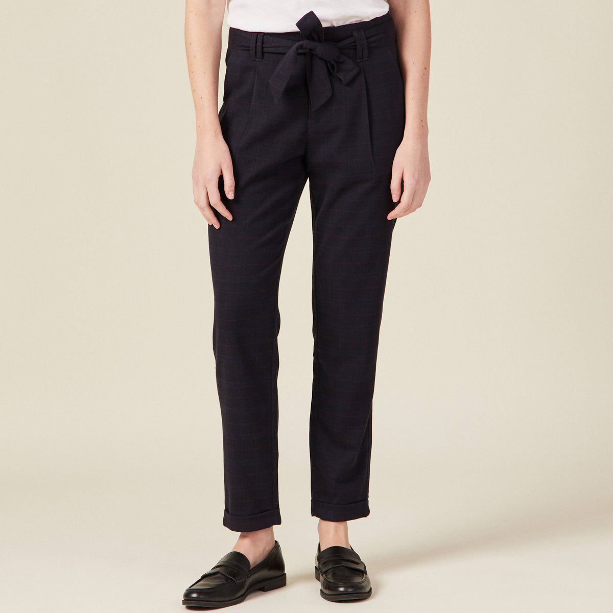 Pantalon carotte ceinturé bleu marine femme