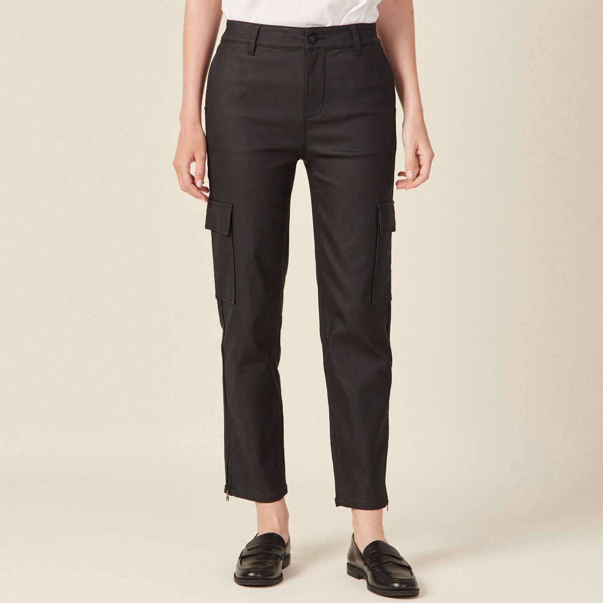 Jeans cargo 7/8ème enduit denim noir enduit femme