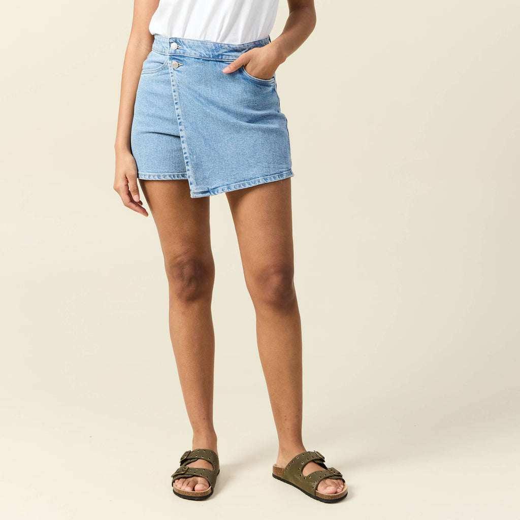 Jupe-short droite en jean denim bleach femme